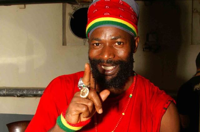 Capleton listo para tocar.