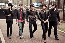 Los chicos de enjambre caminando juntos
