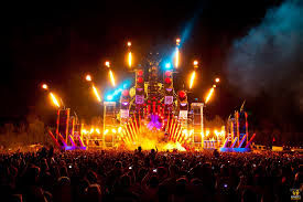 Los fans en un concierto de musica electronica