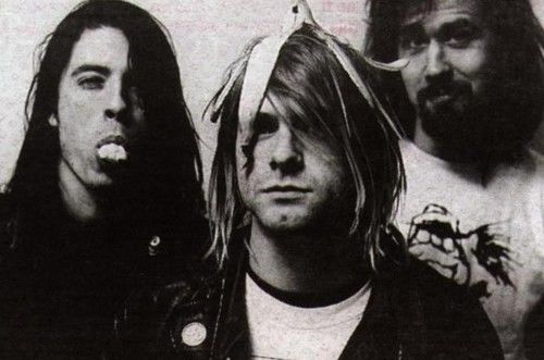 Nirvana la banda haciéndose bromas