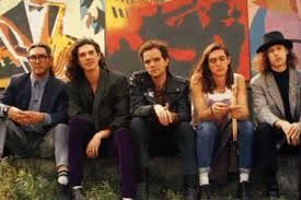 Caifanes conviviendo y tomandose fotos